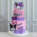 Caketopper Kuromi sobre pastel decorado