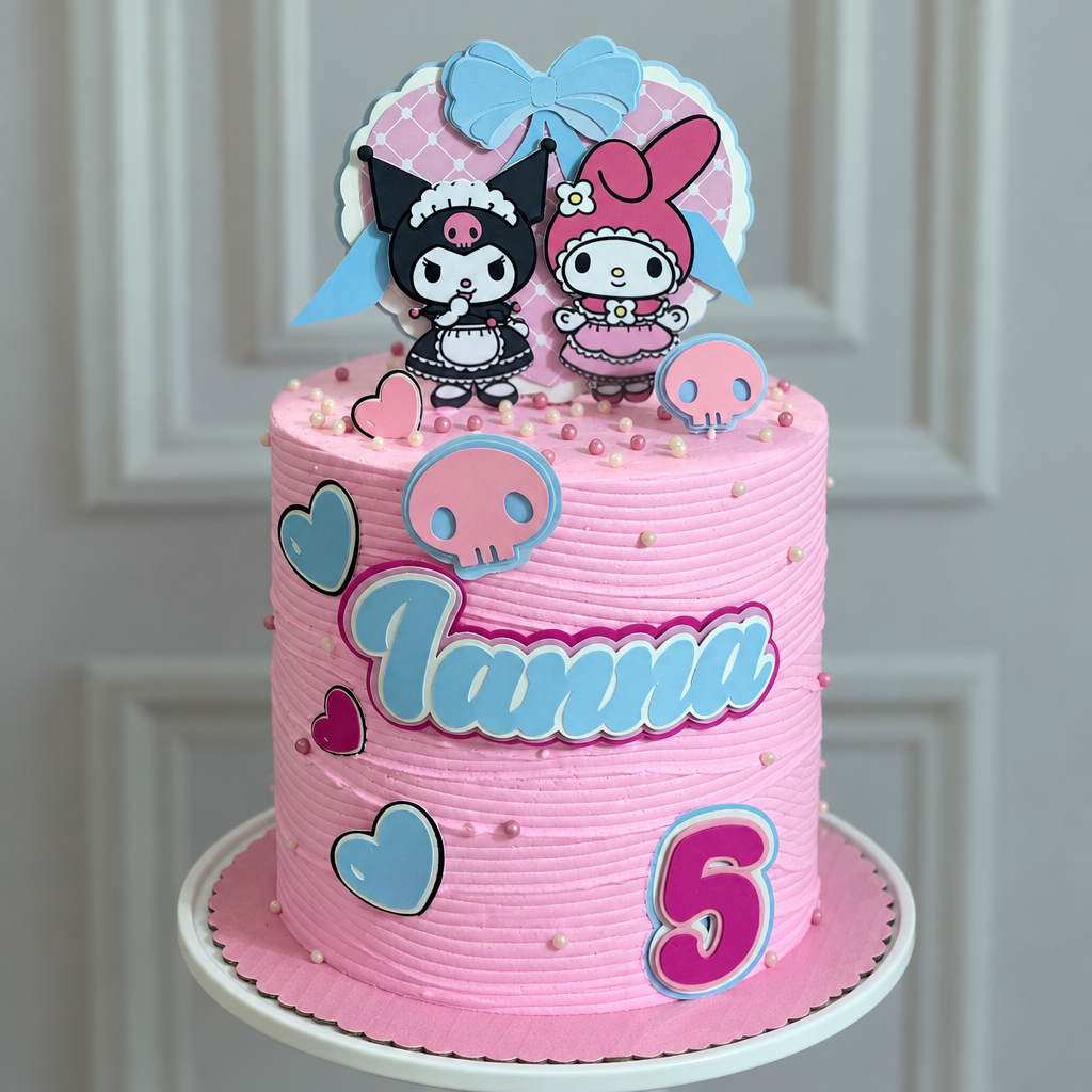 Caketoppers Kuromi y My Melody sobre pastel decorado